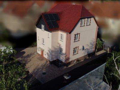 BAUUNTERNEHMEN MANFRED GRAFE - Putz- und Dämmarbeiten - Dresden, Großenhain, Riesa, Meißen, Radebeul, Sachsen ||| Sanierung Fassade mit WDVS + Neugestaltung der Außenanlagen in Gröditz, 2023