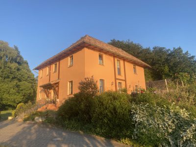 BAUUNTERNEHMEN MANFRED GRAFE - Putz- und Dämmarbeiten - Dresden, Großenhain, Riesa, Meißen, Radebeul, Sachsen ||| Fassadensanierung und Umbau eines MFH in Diesbar, 2021