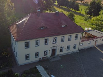 BAUUNTERNEHMEN MANFRED GRAFE - Dachdecker und Zimmerer - Dresden, Großenhain, Riesa, Meißen, Radebeul, Sachsen ||| Neueindeckung eines Wohnhauses mit Seitengebäuden, Baßlitz