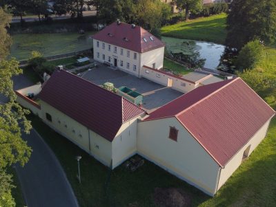 BAUUNTERNEHMEN MANFRED GRAFE - Dachdecker und Zimmerer - Dresden, Großenhain, Riesa, Meißen, Radebeul, Sachsen ||| Neueindeckung eines Wohnhauses mit Seitengebäuden, Baßlitz