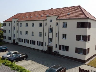 BAUUNTERNEHMEN MANFRED GRAFE - Putz- und Dämmarbeiten - Dresden, Großenhain, Riesa, Meißen, Radebeul, Sachsen ||| Fassadensanierung inkl. WDVS und Kellerdeckendäm. sowie Neueindeckung eines MFH in Radebeul, 2014